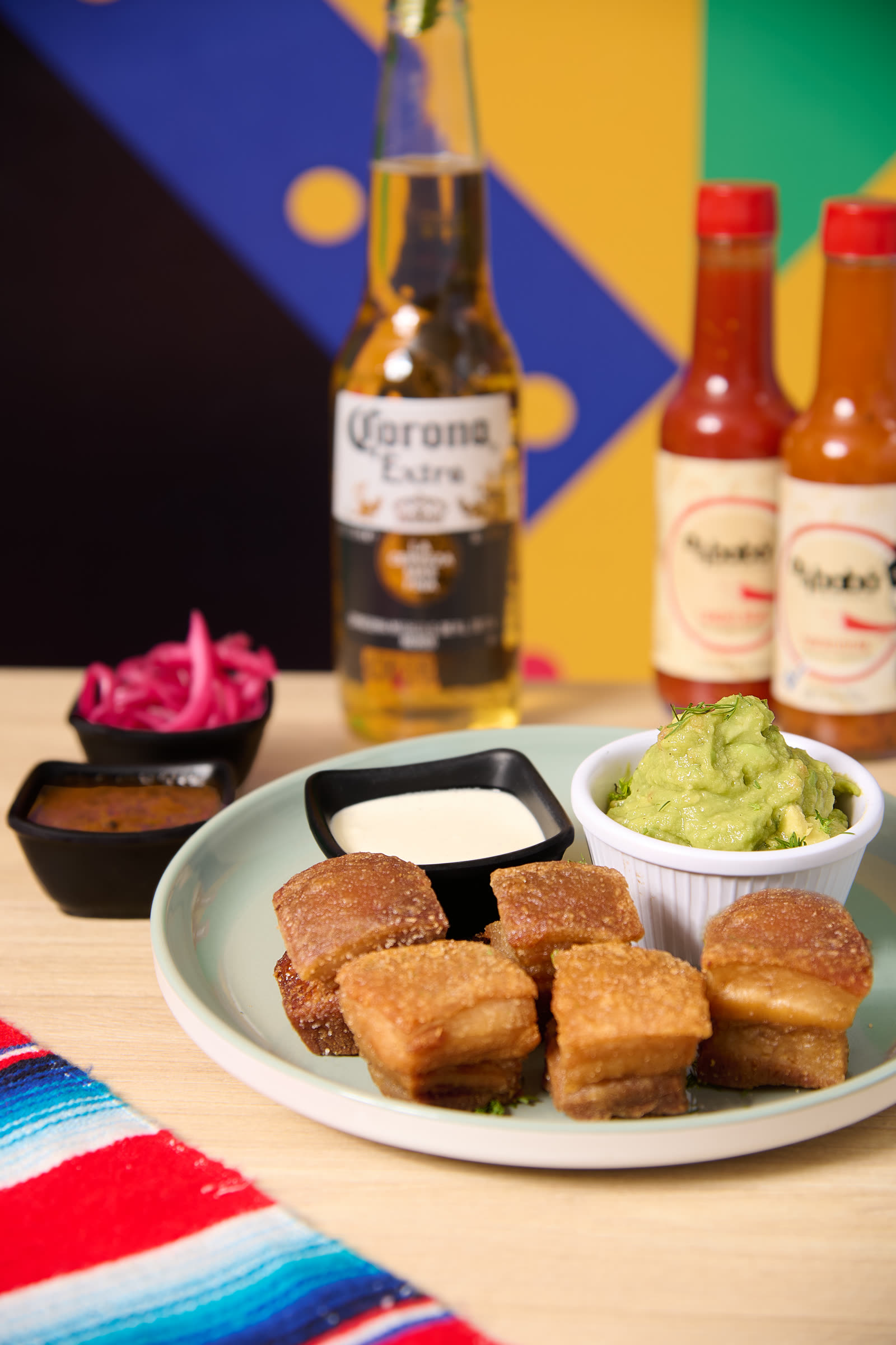 Chicharrones con cerveza Corona y salsas en Amor al Taco