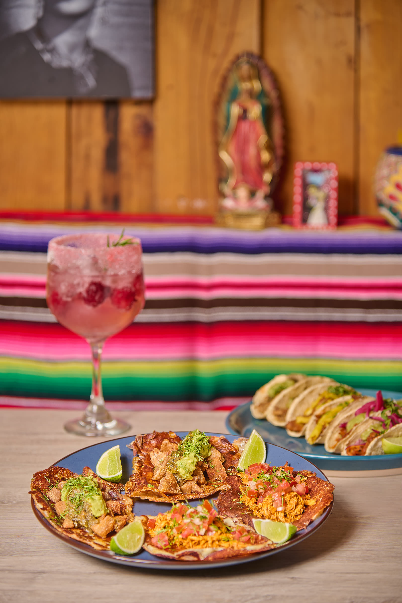 Interior de Amor al Taco en Bogotá con virgen de Guadalupe y mantel serape