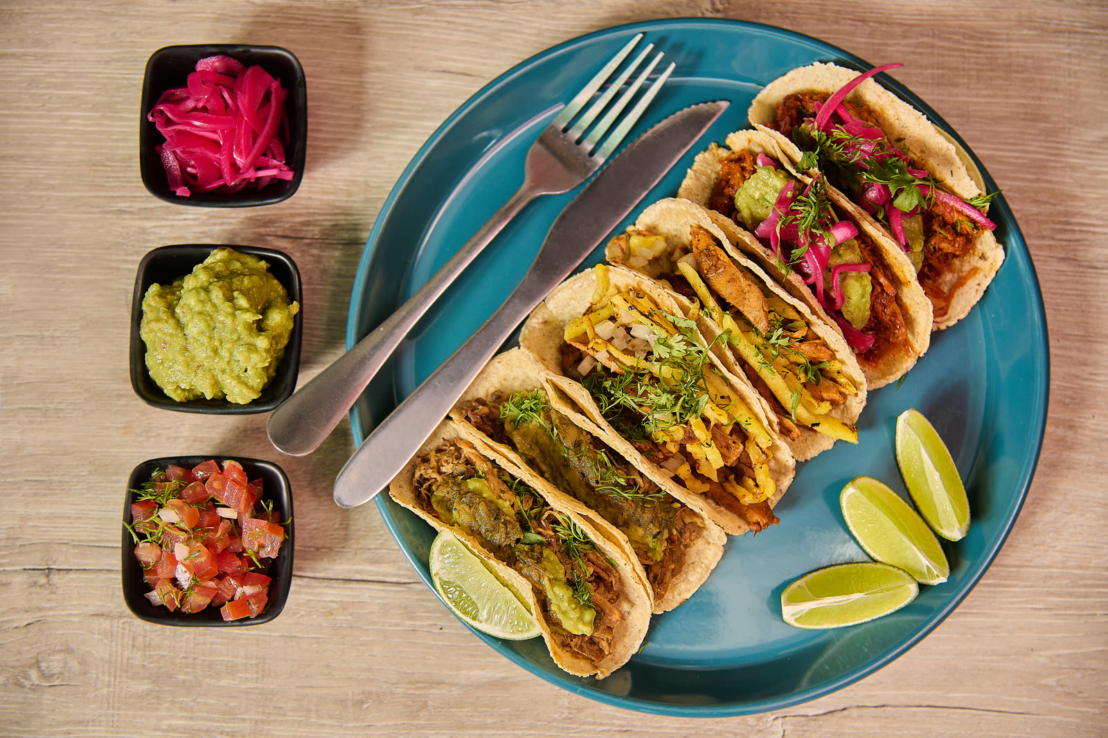 Plato turquesa con tacos surtidos en Amor al Taco Bogotá